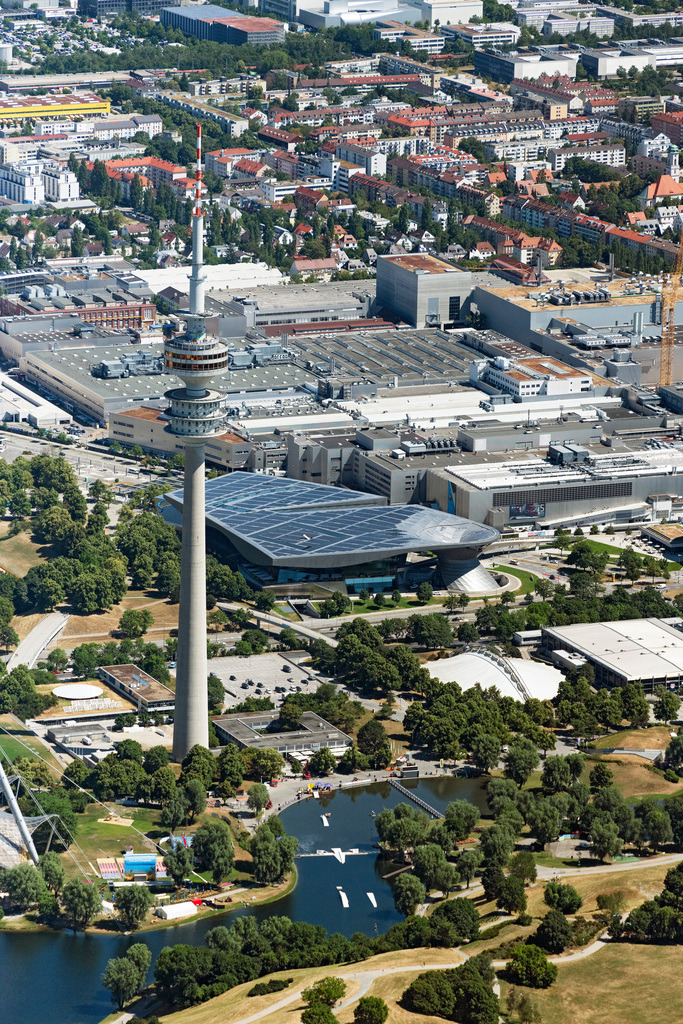 dr__0202660.jpg | MüNCHEN 29.06.2023 Fernmeldeturm- Bauwerk und Fernsehturm Olympiaturm im Olympiapark in München im Bundesland Bayern, Deutschland. Weiterführende Informationen bei: DFMG Deutsche Funkturm GmbH,  Olympiapark München GmbH. // Television Tower Olympiaturm in Olympiapark in Munich in the state Bavaria, Germany. Further information at: DFMG Deutsche Funkturm GmbH,  Olympiapark Muenchen GmbH. Foto: Daniel Reiter