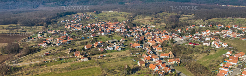 Luftbild: Dorfpanorama aus Osten in Lampertsloch im Bundesland Bas-Rhin in Frankreich. – Foto: IMG_37413-Bearbeitet.jpg vom 07.02.2011 durch Werner Riehm/FLY-FOTO.de – Auflösung des Originals: 9568 x 2961 px