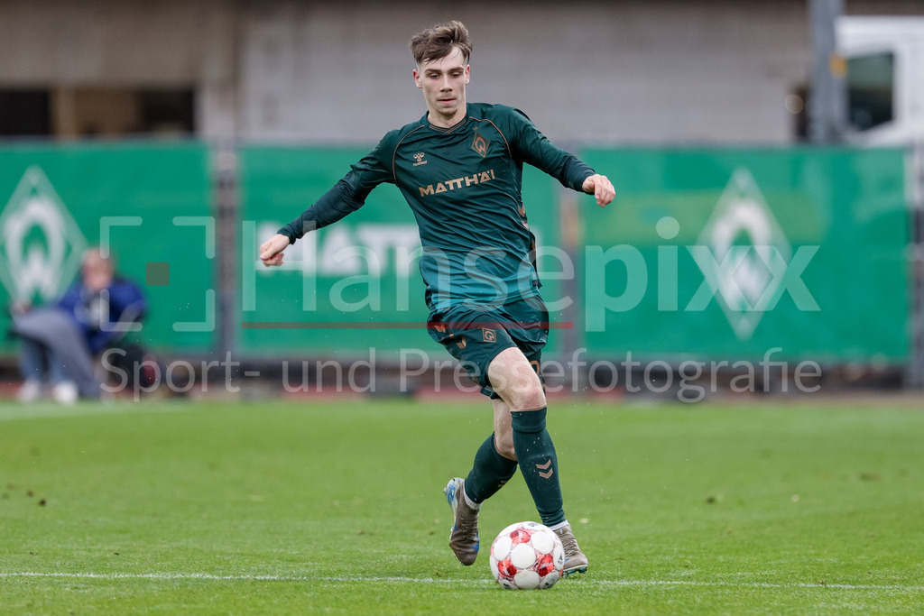 Fussball, Regionalliga Nord, SV Werder Bremen II - FSV Schöningen | Paul Levi Wagner (SV Werder Bremen II, 29) am Ball, Freisteller, Einzelbild, Ganzkörper, Aktion, Action, Spielszene