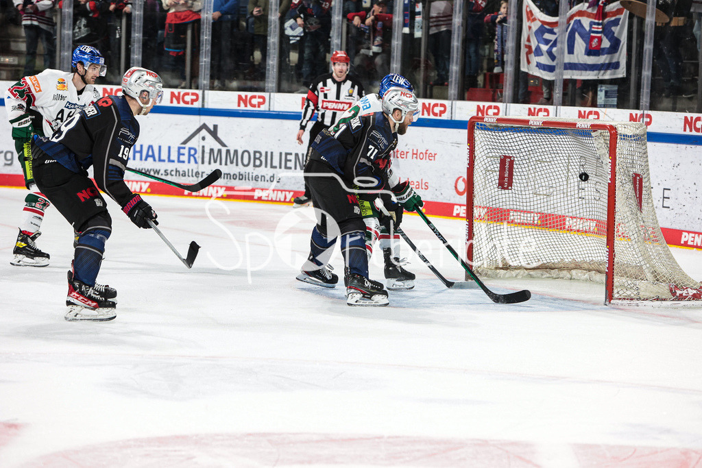 Nuernberg ICE Tigers - Augsburger Panther | Andrew BODNARCHUK (NIT #71) erzielt in dieser Szene den Treffer zum 6-3 ins leere Tor