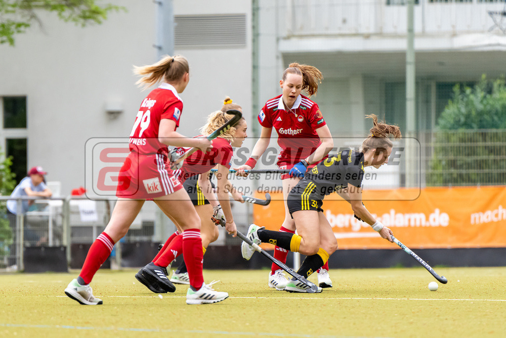 HK_20240407_100123 | 1. Bundesliga Hockey Damen Rot-Weiss Köln - Harvestehuder THC am 7.4.2024 Rot-Weiss Köln, Köln , Marisa Martin Pelegrina ( Harvestehuder THC #38 ) , Sophie Prumbaum ( Rot-Weiss Köln #27 )