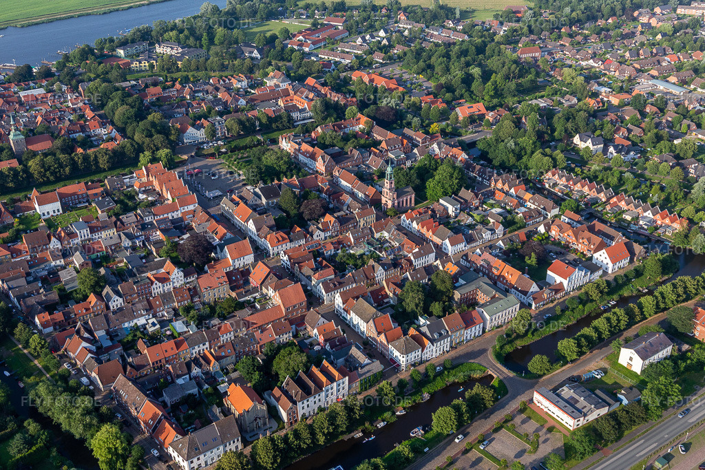 Luftbild: Grachtenstadt zwischen Treene, Westersielzug und Eider aus Südwesten in Friedrichstadt im Bundesland Schleswig-Holstein in Deutschland. Foto: IMG_0007293.jpg vom 16.07.2021 durch Werner Riehm/FLY-FOTO.de