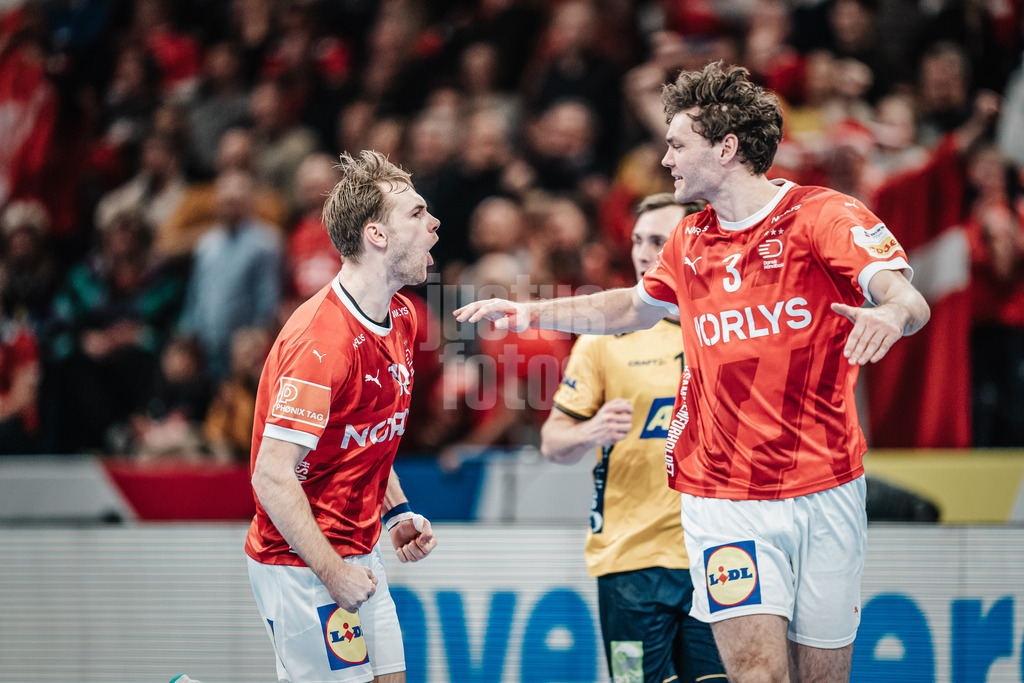 Handball | Herren | EHF EURO 2024 | European Championshop Men 2024 Final Tournament | Dänemark vs. Schweden | 19.01.2024 | v.l. Mathias Gidsel (#19, Dänemark, DEN) und Niclas Vest Kirkelokke (#3, Dänemark, DEN) jubeln