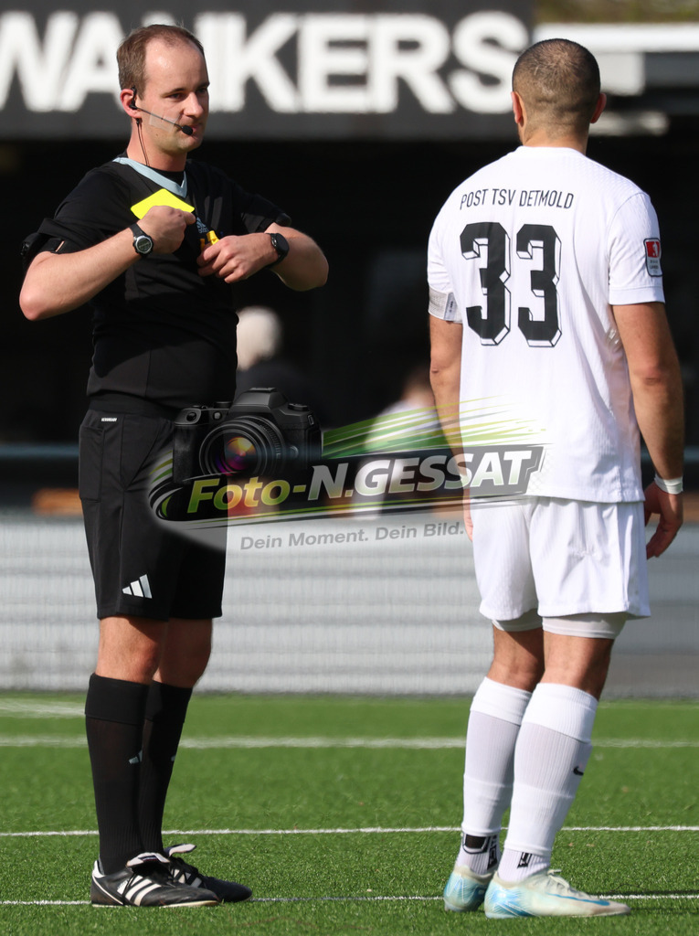 FC RW Kirchlengern - Post TSV Detmold | Auf dem Bild zu sehen: Schiedsrichter: Marcel Gäer ; Weiß Post TSV Detmold: Zalem ÖzmenFC RW Kirchlengern, Post TSV Detmold, Saison 25/26, Landesliga, Deutschland - Realisiert mit Pictrs.com