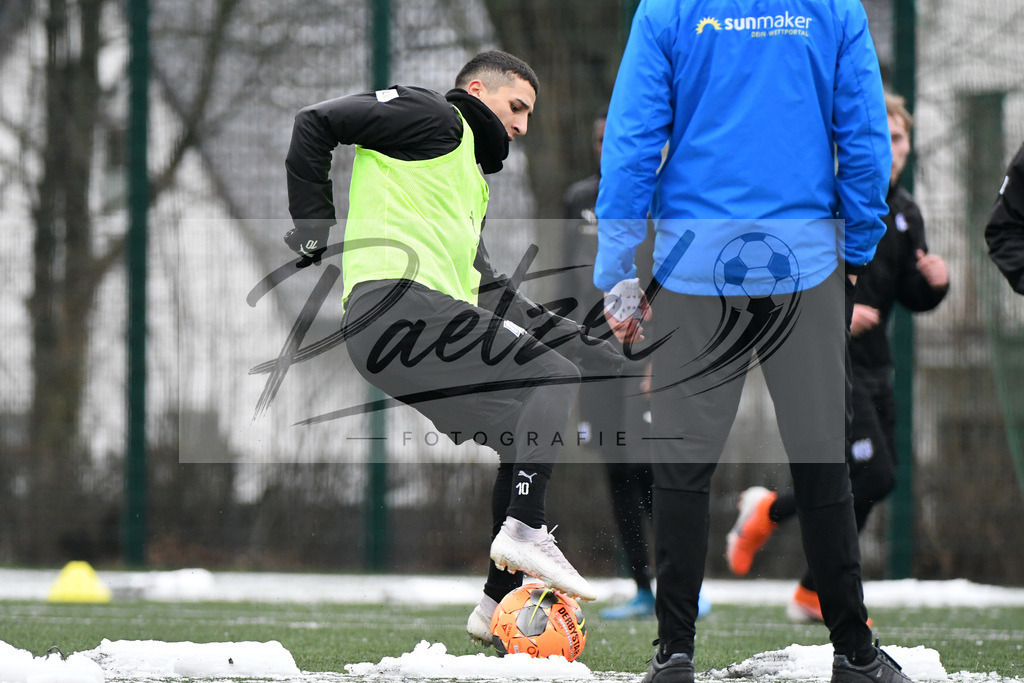 20200226_TRAOSN_0065 | Fussball, Herren: Anas Ouahim (VfL Osnabrueck) in Aktion, am Ball, Einzelaktion waehrend der Trainingseinheit des VfL Osnabrueck im Sportpark Illoshoehe am 26.02.2020 in Osnabrueck, Deutschland. - Realisiert mit Pictrs.com