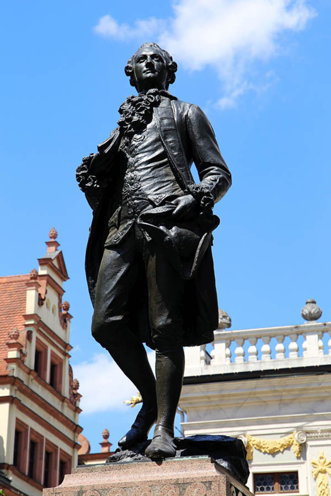 Bildlexikon Leipzig - Goethe-Denkmal - Bronzestatue von Carl Seffner | Das Team hinter BILDLEXIKON LEIPZIG bündelt historische wie aktuelle Informationen über die Stadt Leipzig in Text und Bild auf einer Plattform und stellt diese der interessierten Öffentlichkeit zur Verfügung.