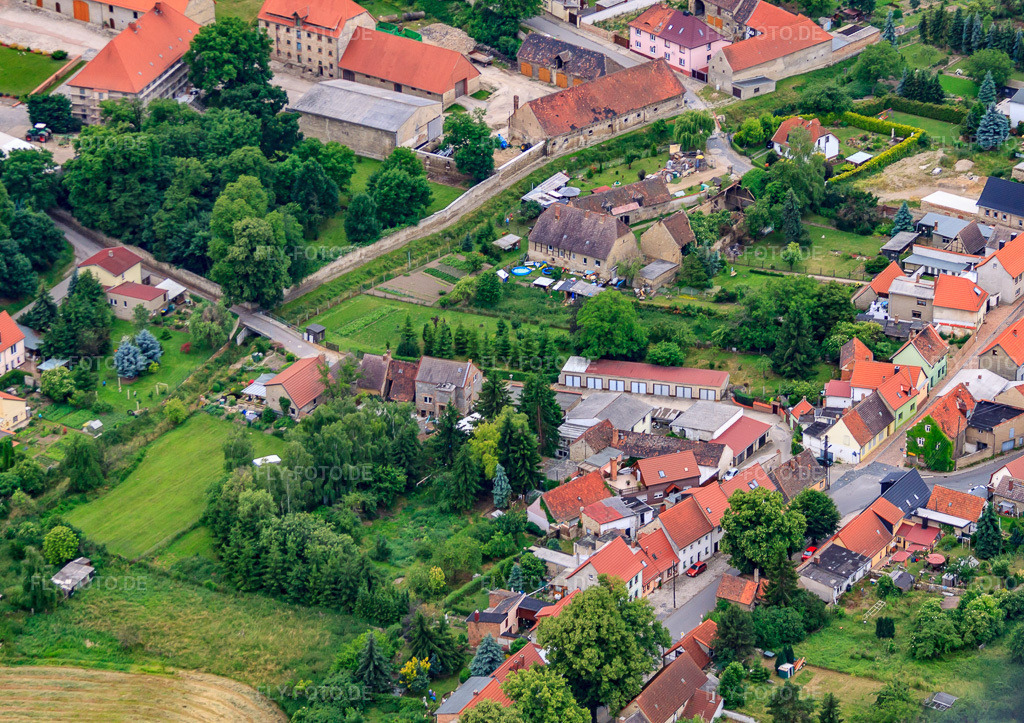Luftbild: Ortsansicht aus Norden im Ortsteil Cochstedt in Hecklingen im Bundesland Sachsen-Anhalt in Deutschland. Foto: IMG_58275.jpg vom 28.06.2013 durch Werner Riehm/FLY-FOTO.deAuflösung des Originals: 4484 x 3168 px