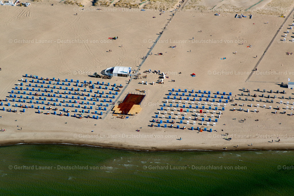 3801330 | Warnemünde 08.09.2021 Strandkorb- Reihen am Sand- Strand im Küstenbereich der Ostsee im Ortsteil Warnemünde in Rostock im Bundesland Mecklenburg-Vorpommern, Deutschland. // beach chair on the sandy beach ranks in the coastal area of Baltic Sea in the district Warnemuende in Rostock in the state Mecklenburg - Western Pomerania, Germany. Foto: Gerhard Launer