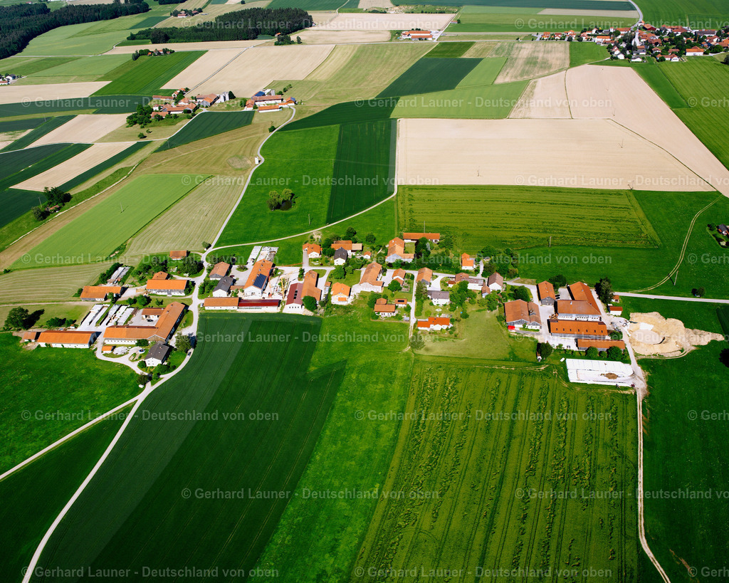 2600956 | NIEDERBUCH 09.06.2006 Landwirtschaftliche Nutzflächen und Feldgrenzen  umsäumen das Siedlungsgebiet des Dorfes in Niederbuch im Bundesland Bayern, Deutschland // Agricultural land and field boundaries surround the settlement area of the village  in Niederbuch in the state Bavaria, Germany Foto: Gerhard Launer
