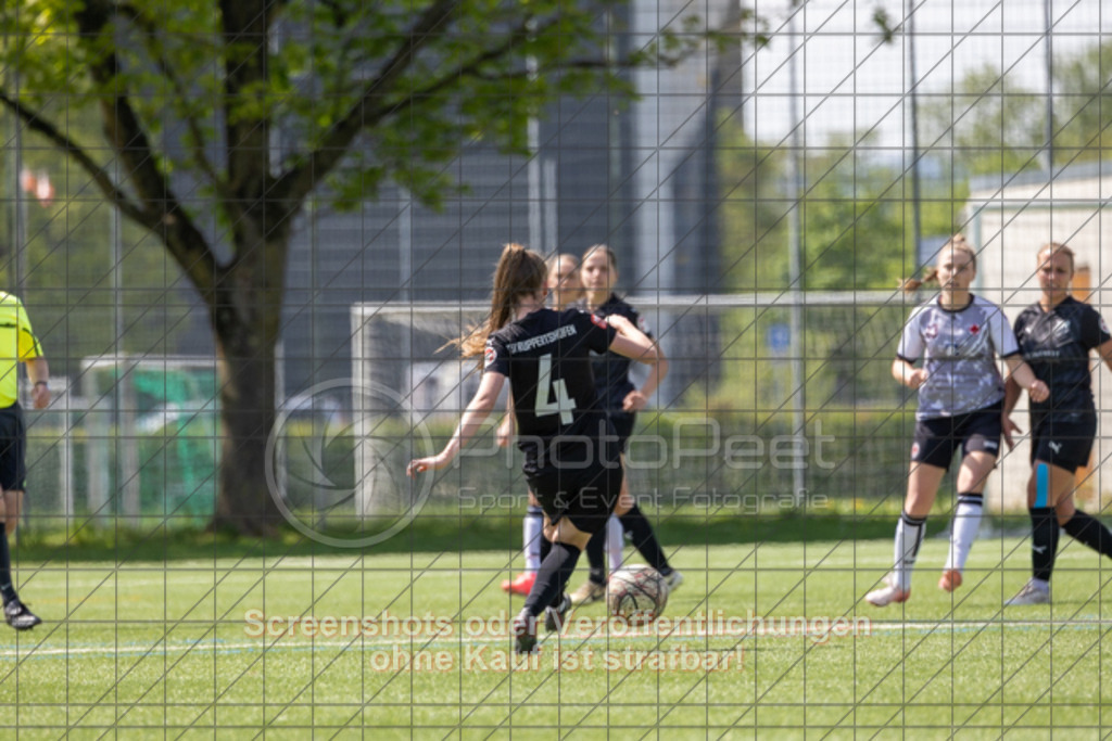 20250427_121711_0453 | #,1.Göppinger SV (weiß) vs. TSV Ruppertshofen (schwarz), Fußball, Frauen-Regionenliga 3 - Bezirk WfV, 21. Spieltag, Saison 2024/2025, Kunstrasenplatz Nord, Hohenstaufenstr. 116, 73033 Göppingen, 27.04.2025 - 11:00 Uhr,Foto: PhotoPeet-Sportfotografie/Peter Harich