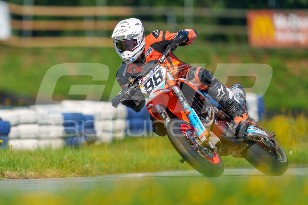 SuperMoto_Staatsmeisterschaft_Greinbach_320 | GRIPcapture steht für authentische Sportfotografie in Österreich – für Momente, die mehr sind als Geschwindigkeit oder Ergebnis. Es geht um Emotion, Spannung, Fokus und den Augenblick, der oft nur einen Wimpernschlag dauert.Ob Motorsport, Teamsport oder 