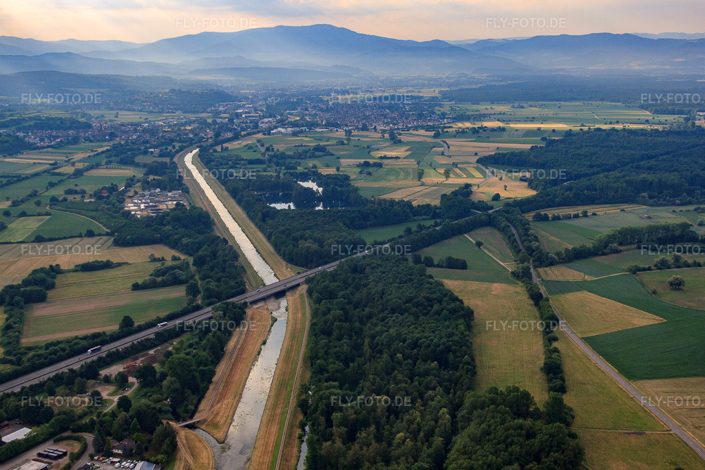 Luftbild: Flussbrücke der A5 über die Elz in Riegel am Kaiserstuhl im Bundesland Baden-Württemberg in Deutschland. Foto: IMG_68169.jpg vom 19.06.2014 durch Werner Riehm/FLY-FOTO.de