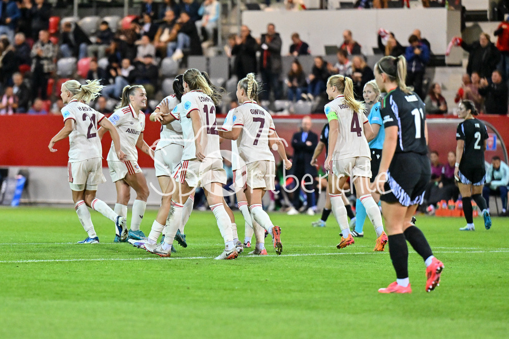 FC Bayern München Frauen - Arsenal London Frauen | Jubel nach dem Treffer zum 1-1 durch Glodis VIGGOSDOTTIR (FCB #4) / Freude / happy / Tor / torschuetzin / UEFA Womens Champions League: FC Bayern München Frauen - Arsenal London Frauen, FC Bayern Campus am 09.10.2024