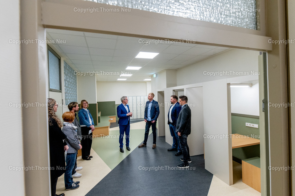 Liebfrauenschule_Landrat_Fotografie-Thomas-Neu-37 | Bensheim, Liebfrauenschule, Landrat Christian Engelhardt  Landrat Engelhardt, um die durch das Kommunalinvestitionsprogramm II - KIP macht Schule geförderten und renovierten Räumlichkeiten im Altes Schulhaus der LFS offiziell zu übergeben.,Bild: Thomas Neu