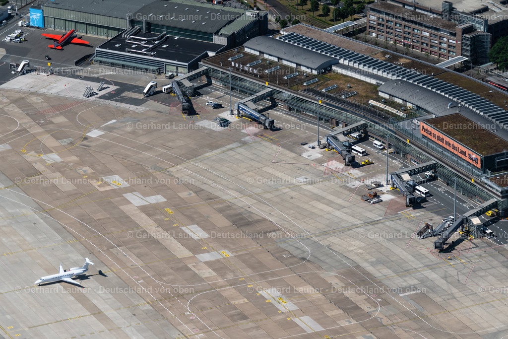 4029926 | BREMEN 01.06.2020 Abfertigungs- Gebäude und Terminals auf dem Gelände des Flughafen im Ortsteil Neuenland in Bremen, Deutschland. // Dispatch building and terminals on the premises of the airport in the district Neuenland in Bremen, Germany. Foto: Gerhard Launer