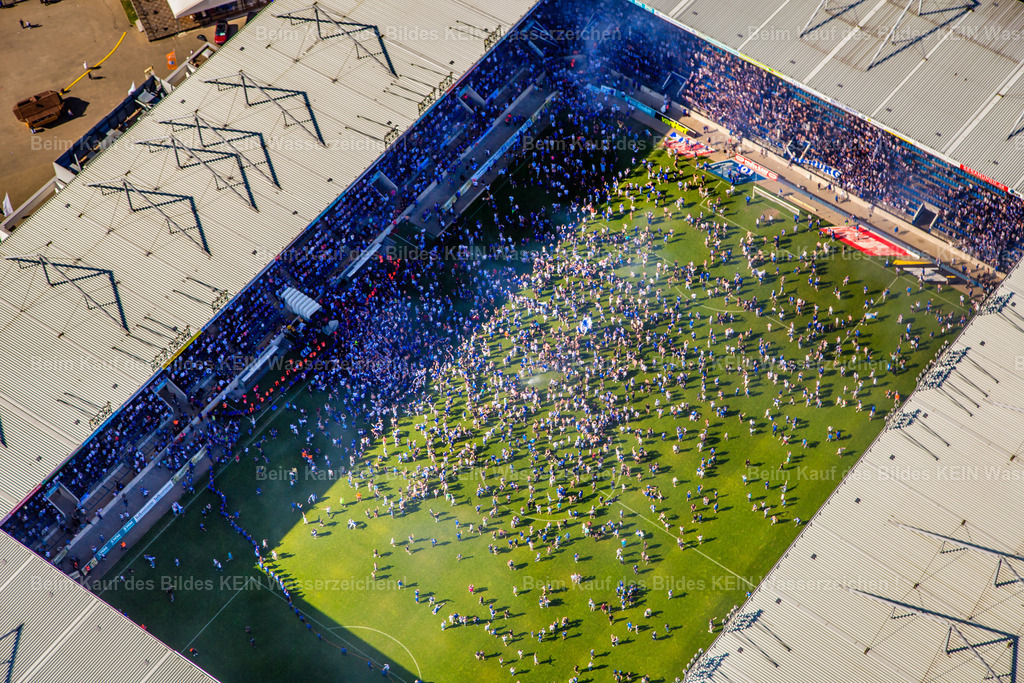 107_1. FC Magdeburg Foto Aufstieg 2. Bundesliga MDCC FCM -9298 | Ein Bild für die Ewigkeit--- Der 21. April 2018 ist ein Tag, den viele Magdeburger Fußballfans nie vergessen werden. Der 1. FC Magdeburg gewann sein Heimspiel und stieg erstmals in die 2. Bundesliga auf.Für diesen besonderen Moment hatte ich den Tragschrauber ganz bewusst gechartert. Mein Ziel war klar: Ich wollte den Augenblick festhalten, den später jeder in Erinnerung behalten würde.--- Als der Schlusspfiff ertönte, verwandelte sich das Stadion innerhalb weniger Sekunden in ein blau-weißes Farbenmeer. Tausende Fans stürmten den Rasen, Bengalos tauchten das Stadion in eine einzigartige Atmosphäre und in der ganzen Stadt herrschte Ausnahmezustand. --- Aus dem Tragschrauber entstand diese senkrechte Luftaufnahme – ein Blick, den an diesem Tag nur ich und mein Pilot erleben konnten. Genau deshalb gehört dieses Foto bis heute zu meinen bedeutendsten Luftbildern. Es zeigt nicht nur einen historischen Aufstieg, sondern die pure Emotion eines ganzen Vereins und seiner Anhänger. --- Dieses Bild erinnert mich daran, dass gute Luftbilder nicht nur schöne Perspektiven zeigen. Manchmal halten sie einen Augenblick fest, der für eine ganze Stadt Geschichte geschrieben hat. Danke Elmir - Realisiert mit Pictrs.com