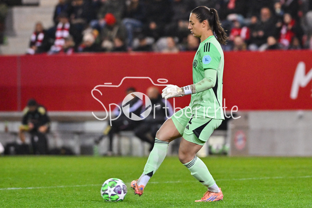 FC Bayern München - Juventus Turin | MUNICH, GERMANY - OCTOBER 16: with ball Maria-Luisa GROHS (FC Bayern Munich 1) during the UWCL match between FC Bayern Munich vs. Juventus FC on matchday 2 at FC Bayern Campus on October 16, 2025 in Munich, Germany