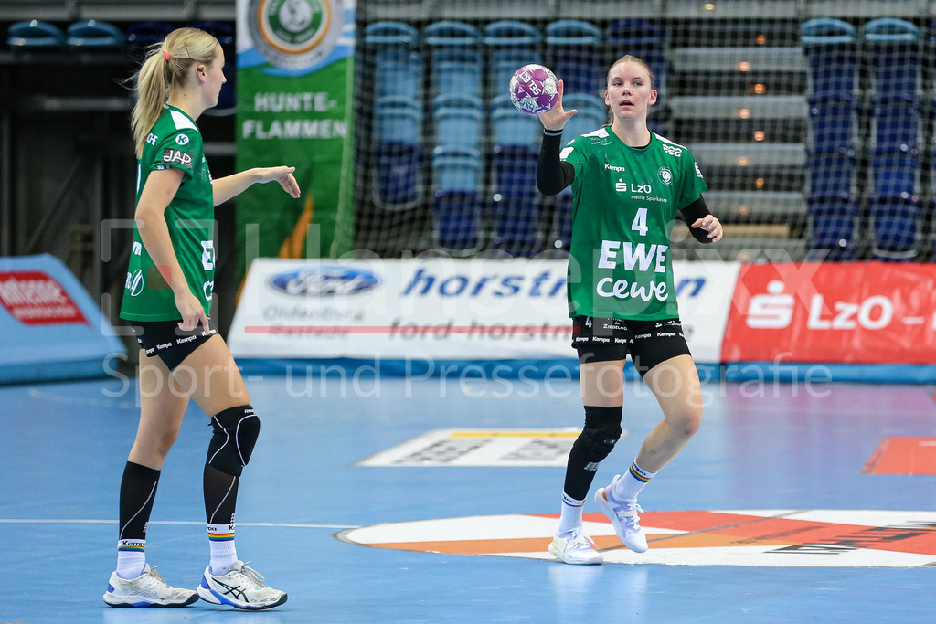 Handball, Bundesliga Frauen, VfL Oldenburg - HSG Bad Wildungen Vipers | v.li.: Lisa Borutta (VfL Oldenburg, 2) und Toni Reinemann (VfL Oldenburg, 4) am Ball, Spielszene, Aktion, Action