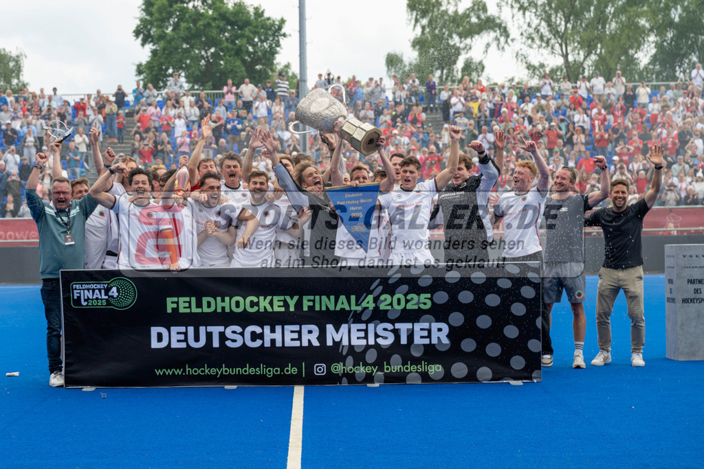 Final4_20250601-1625-Z82_9556 | Krefeld, Deutschland, 01.06.2025:  Feldhockey Final4 2025 – „Deutsche Feldhockey-Meisterschaften 2025“ Crefelder HTC - Rot-Weiss Köln (Finale Herren) im Gerd-Wellen-Hockeyanlage am 01.06.2025 in Krefeld, Deutschland. (Foto von Kramhöller/Fehrmann/Kaste)Krefeld, Germany, 01.06.2025: Feldhockey Final4 2025 – „Deutsche Feldhockey-Meisterschaften 2025“ Harvestehuder HTC - Düsseldorfer HC (Finale Damen) in Gerd-Wellen-Hockeyanlage at 01.06.2025 in Krefeld, Deutschland. (Foto from Kramhöller/Fehrmann/Kaste)