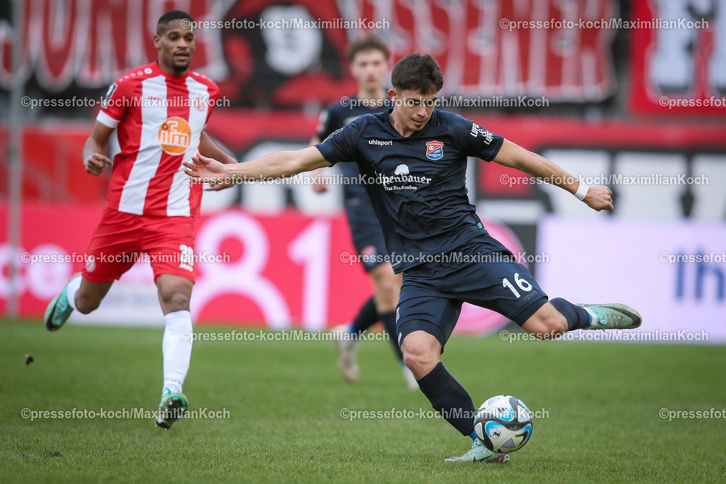 RWE3Liga02032401046 | 02.03.2024, Essen, Fußball, bwin 3. Liga Herren, Stadion an der Hafenstraße, 28. Spieltag Saison 2023 2024, Rot-Weiss Essen – SpVgg Unterhaching:  Aaron Keller (SpVgg Unterhaching) schießt auf das Tor. 
DFB regulations prohibit any use of photographs as image sequences and or quasi-video.