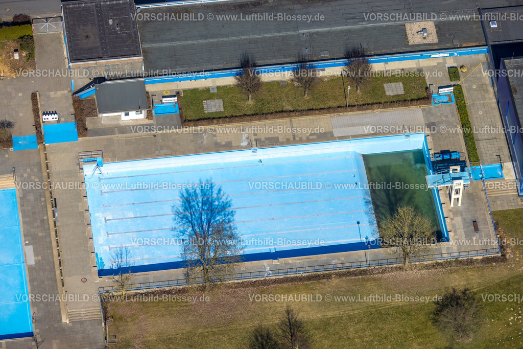 Meschede250305071 | Luftbild, Freibad und Hallenbad, Baum spiegelt sich im Becken, Meschede-Stadt, Meschede, Sauerland, Nordrhein-Westfalen, Deutschland