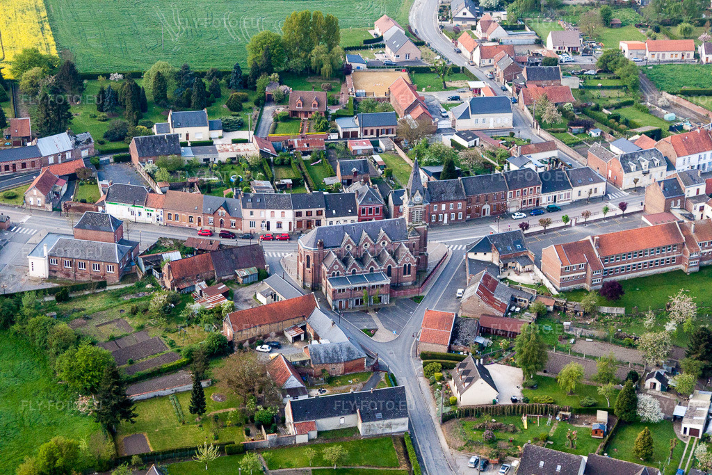 Vue aérienne: Église paroissiale de SEBONCOURT à Seboncourt dans le département Aisne, France. Photo: IMG_40013.jpg prise le 17/04/2011 par Werner Riehm/FLY-FOTO.eu – Résolution de l'original: 4752 x 3168 px