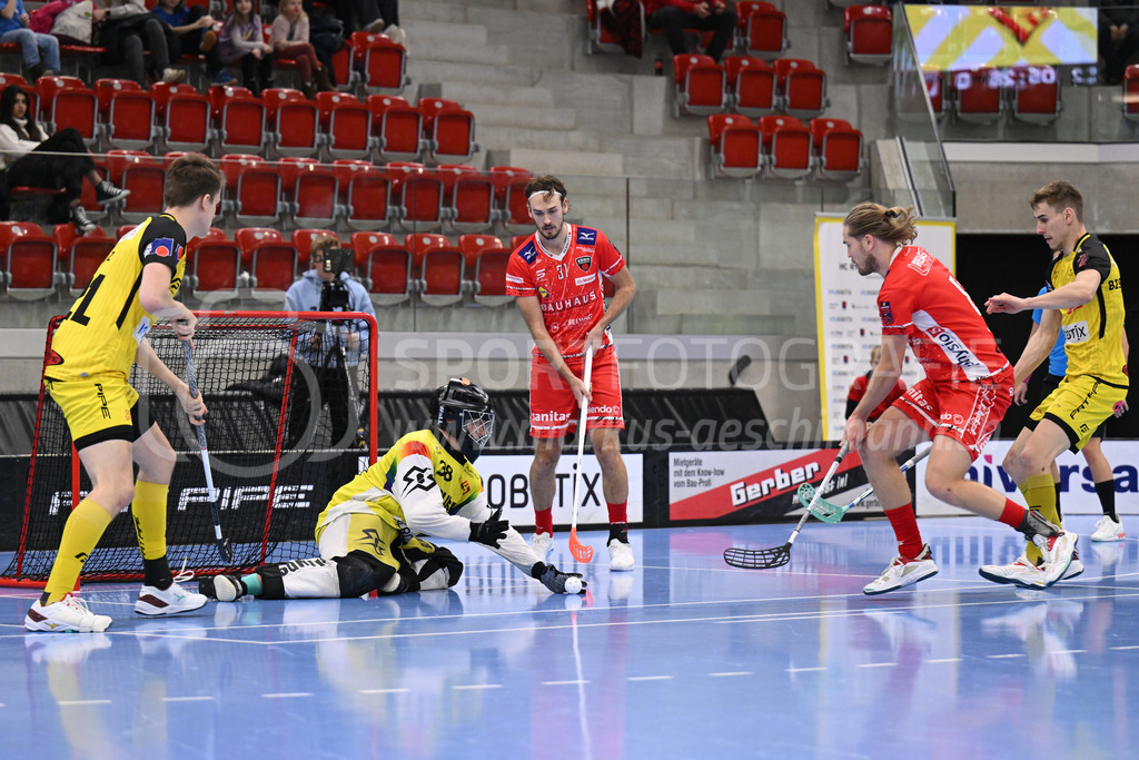 HC Rychenberg vs Floorball Köniz - 18. Dezember 2022 | HC Rychenberg vs Floorball Köniz
AXA Arena, Winterthur
Luca Locher (#38 HC Rychenberg) kommt von Otto Lehkosuo (#8 Floorball Köniz) und Simon Jirebeck (#31 Floorball Köniz) an den Ball.
Bild: Sportfotografie Markus Aeschimann | www.markus-aeschimann.ch - Realisiert mit Pictrs.com