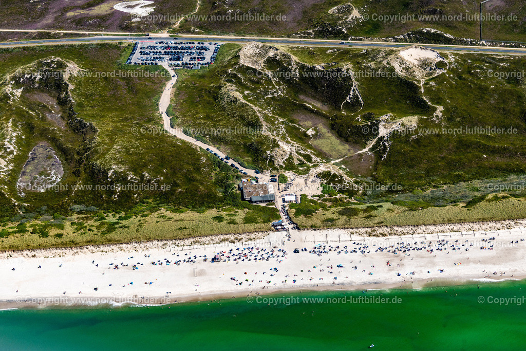 Sylt_Rantum_Sansibar_ELS_8748130822 | SYLT 13.08.2022 SansibarTische und Sitzbänke der Freiluft- Gaststätten am Weststrand im Ortsteil Rantum (Sylt) in Sylt im Bundesland Schleswig-Holstein, Deutschland. Weiterführende Informationen bei: Weinhandel Sansibar. // Sansibar Tables and benches of open-air restaurants on Weststrand in the district Rantum (Sylt) in Sylt in the state Schleswig-Holstein, Germany. Further information at: Weinhandel Sansibar. Foto: Martin Elsen