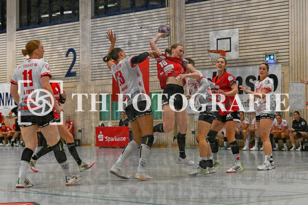 DEU, HSG Freiburg - TG Nuertingen, Handball, 2. Handball-Bundesliga, Saison 2023/2024, 04. Spieltag, Saison 2023/2024, 07.10.2023 | Neele Luick (HSG Freiburg, #18) versucht an Christine Foth (TG Nuertingen, #13) vorbei zu kommen.

DEU, HSG Freiburg - TG Nuertingen, Handball, 2. Handball-Bundesliga, Saison 2023/2024, 04. Spieltag, Saison 2023/2024, 07.10.2023

Foto: Eibner-Pressefoto/Thomas Hess