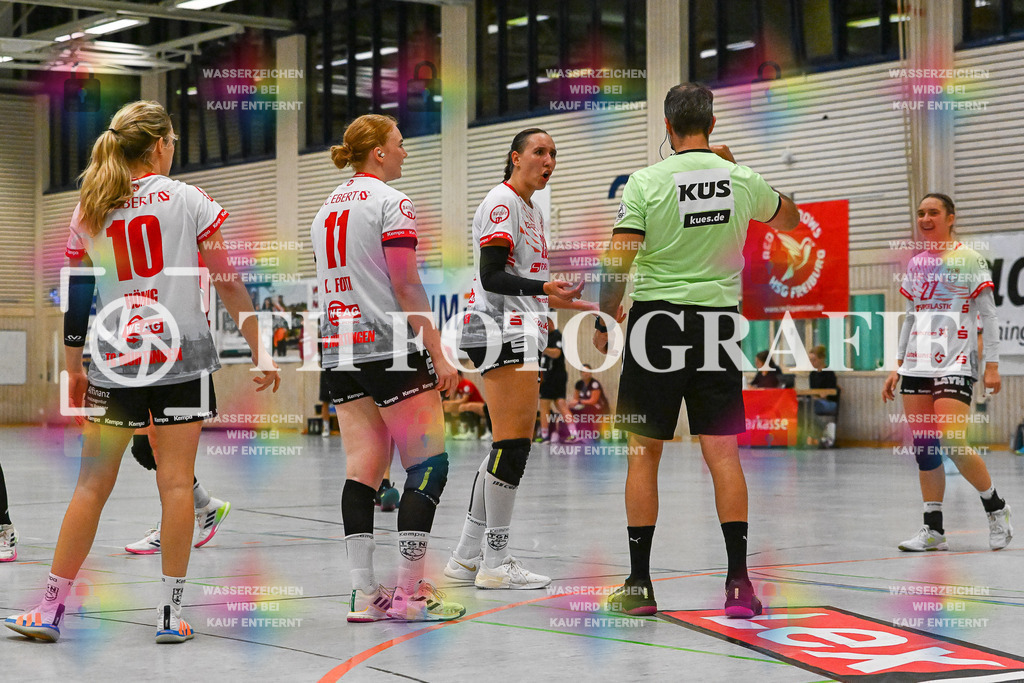 DEU, HSG Freiburg - TG Nuertingen, Handball, 2. Handball-Bundesliga, Saison 2023/2024, 04. Spieltag, Saison 2023/2024, 07.10.2023 | Leonie Dreizler (TG Nuertingen, #23) diskutiert und zeigt Emotion Richtung Thorsten Kuschel (Schiedsrichter). Mit im Bild Hannah Hoenig (TG Nuertingen, #10), Kerstin Foth (TG Nuertingen, #11), Lenya Treusch (TG Nuertingen, #27)

DEU, HSG Freiburg - TG Nuertingen, Handball, 2. Handball-Bundesliga, Saison 2023/2024, 04. Spieltag, Saison 2023/2024, 07.10.2023

Foto: Eibner-Pressefoto/Thomas Hess