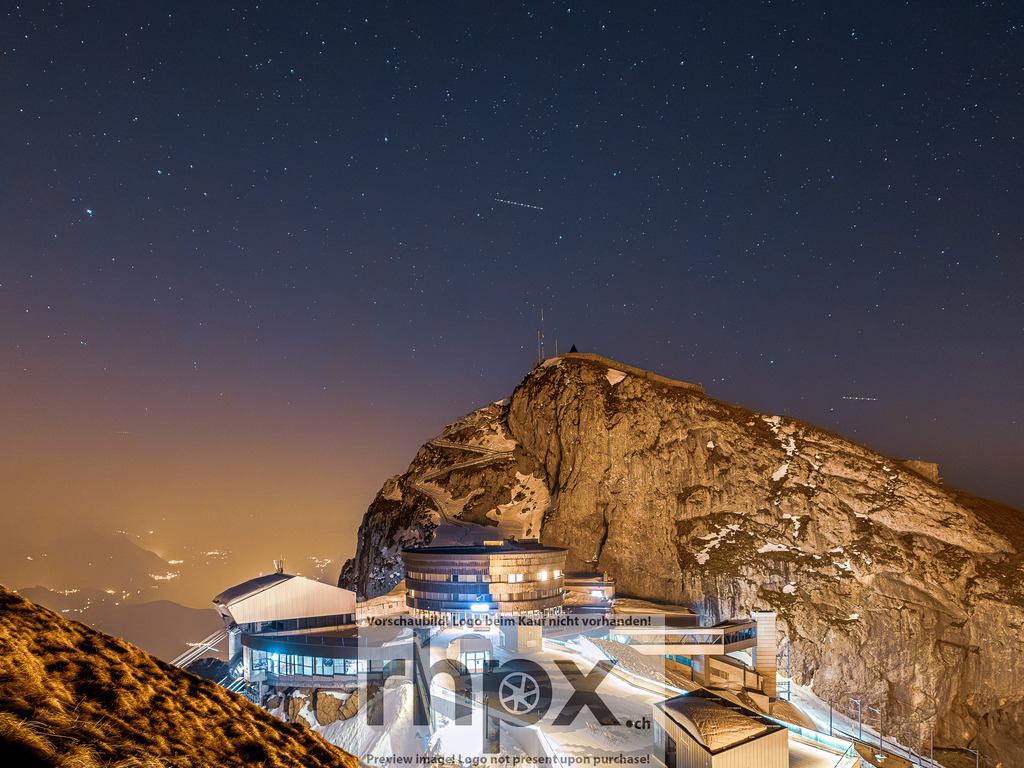 Pilatus @ Night | Stimmungsvolle Fotokunst aus Luzern. Erlebe den Pilatus, den See und die Stadt Luzern in exklusiven Aufnahmen in der Fotogalerie & Shop. - Realisiert mit Pictrs.com
