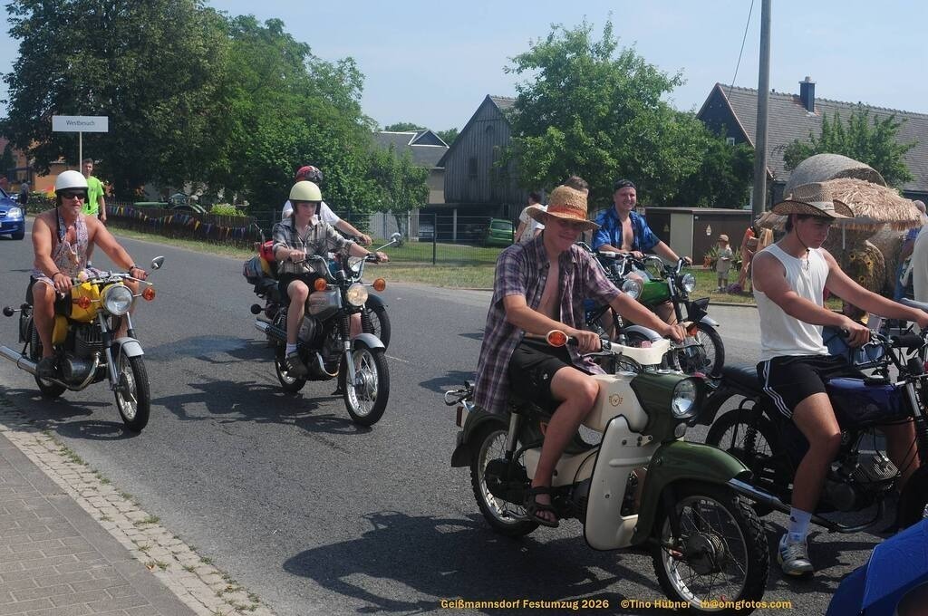 Geißmannsdorf-2026-Festumzug-149 | Festumzug in Geißmannsdorf bei Bischofswerda im Juni 2026. Fotografische Eindrücke und Momentaufnahmen vom Festumzug anläßlich des 800-jährigen Bestehens von Geißmannsdorf - mit Teilnehmern und Gästen, Strohpuppen und geschmückten Vorgärten und Grundstücken - Realisiert mit Pictrs.com