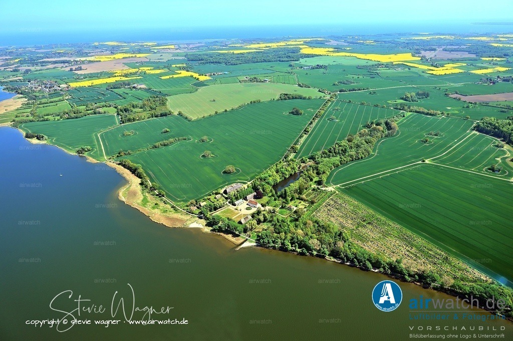 Luftbild Ostseefjord Schlei, Gemeinde Thumby, Gut Bienebek | Im Jahr 1887 wurde das Gut Bienebek zusammen mit dem Ort Sieseby von der herzoglichen Familie Schleswig-Holstein-Sonderburg-Glücksburg für 615.000 Reichstaler erworben.