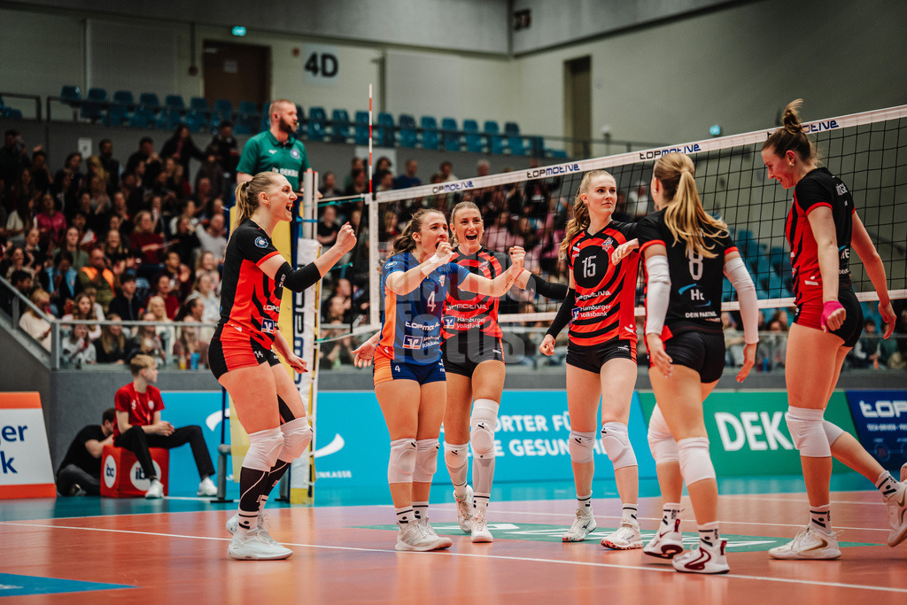 Volleyball | Frauen | Saison 2025/2026 | Volleyball Bundesliga | ETV Hamburger Volksbank Volleys vs. VC Wiesbaden | 14.03.2026 | ETV jubelt, v.l. Fiona Dittmann (#14, ETV Hamburger Volksbank Volleys), Sarah Stiriz (#4, ETV Hamburger Volksbank Volleys), Lina Köster (#3, ETV Hamburger Volksbank Volleys), Alexa Sophie Thaden (#15, ETV Hamburger Volksbank Volleys), Zoe Konjer (#8, ETV Hamburger Volksbank Volleys) und Leonie Körtzinger (#7, ETV Hamburger Volksbank Volleys)