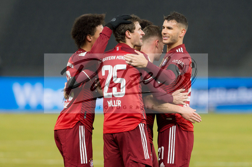BSCFCB20220123_113 | Fussball, Herren: Thomas Mueller (FC Bayern Muenchen) Torjubel, jubelt mit seiner Mannschaft nach dem Treffer zum 0:2 bei dem Spiel der 1. Bundesliga zwischen Hertha BSC und FC Bayern Muenchen im Olypiastadion am 23.01.2022 in Berlin, Deutschland.DFB / DFL REGULATIONS PROHIBIT ANY USE OF PHOTOGRAPHS AS IMAGE SEQUENCES AND/OR QUASI-VIDEO. - Realisiert mit Pictrs.com