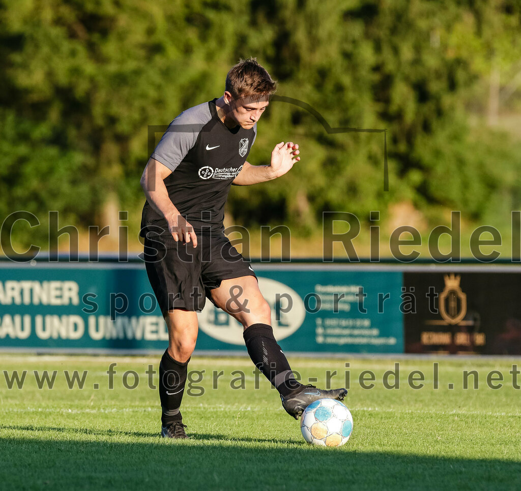 2023-07-14_076_FC_Langengeisling_gegen_FC_Velden-Eberspoint | Erding, Deutschland, 14.07.2023:
Fußball, Bezirksliga Oberbayern Ost 2023 / 2024, Testspiel, FC Langengeisling gegen FC Velden-Eberspoint, Endergebnis: 5:0

Niko Simak (FC Langengeisling, #3)

Foto: Christian Riedel / fotografie-riedel.net