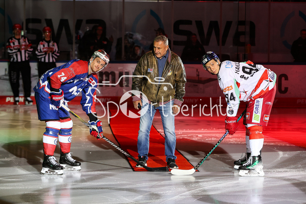 Augsburger Panther - Nürnberg ICE Tigers | v. l. Dane FOX (NIT #74) Jaroslav POUZAR und Anrei HAKULINEN (AEV #94)  beim Showbully vor der DEL Retro Partie zwischen Augsburg und Nuernberg