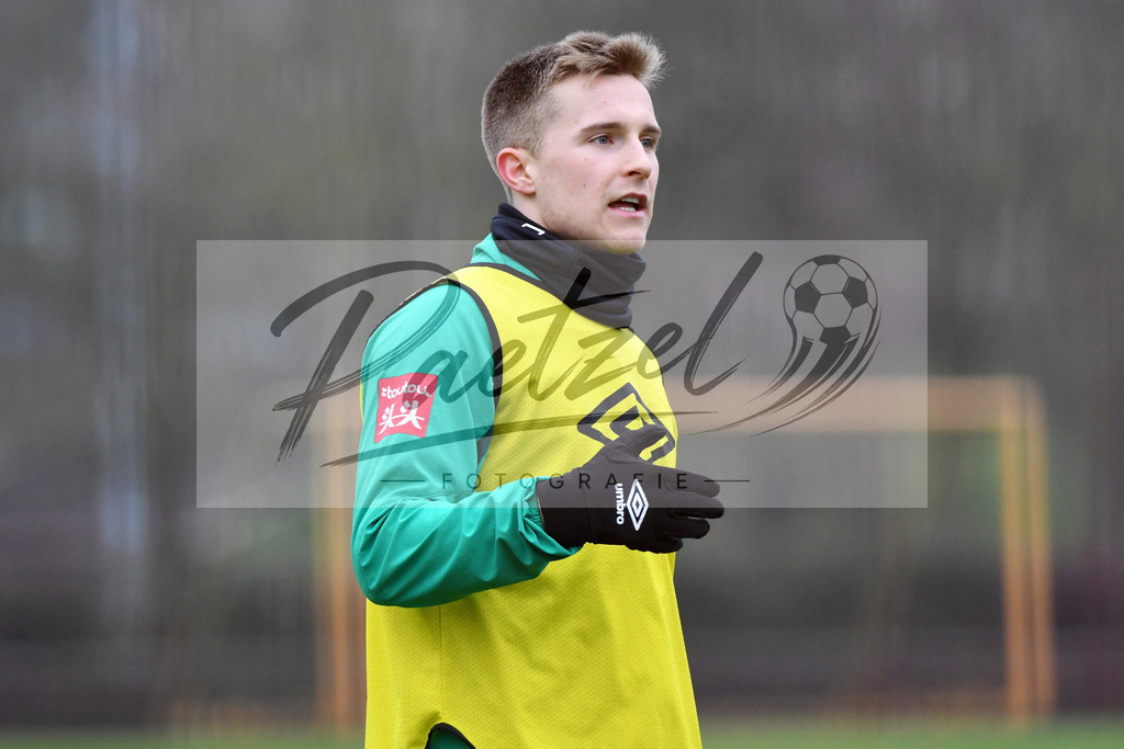 20200227_TRASVW_0053 | Fussball, Herren: Johannes Eggestein (Werder Bremen) schaut waehrend der Trainingseinheit des SV Werder Bremen auf dem Trainingsplatz am wohninvest Weserstadion am 27.02.2020 in Bremen, Deutschland. - Realisiert mit Pictrs.com