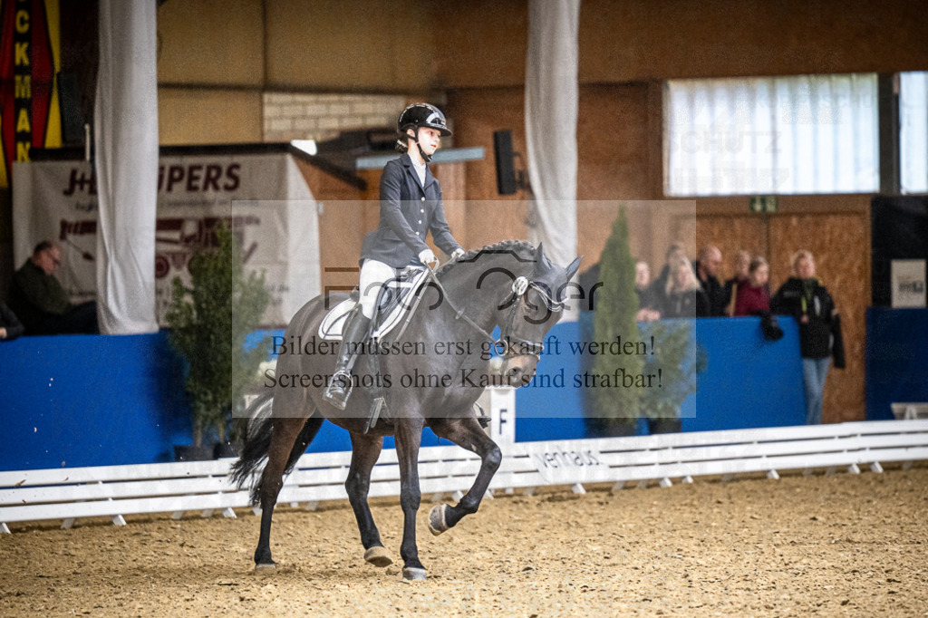 DOS_1235 | Entdecke hochwertige Reitturnierfotos von Foto Oger. Professionell, emotional und authentisch – jetzt Lieblingsmomente im Shop bestellen. - Realisiert mit Pictrs.com