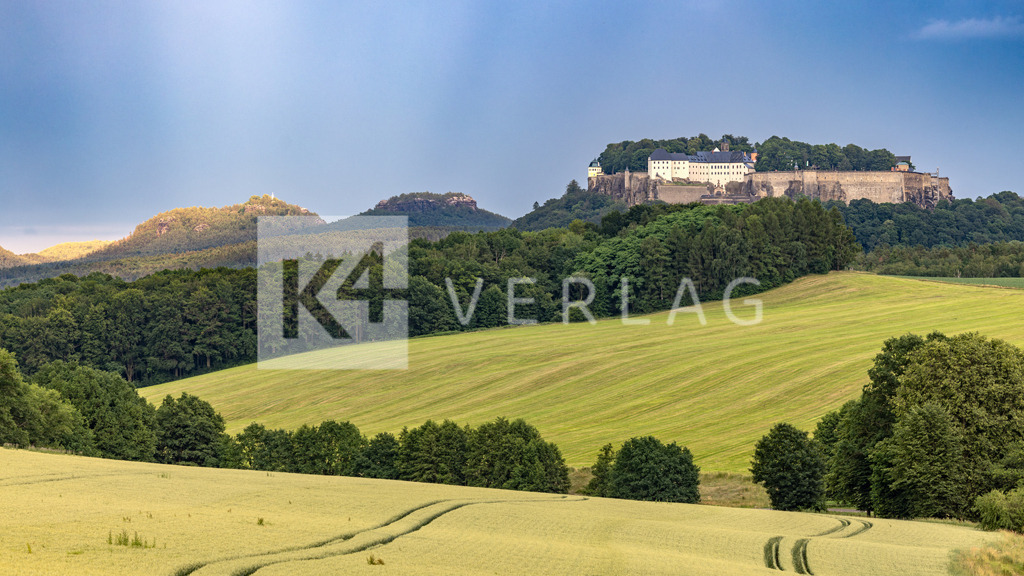 Wandbild-Pano-Festung-Koenigstein-Papststein-Gohrisch-0U3A5580 | Winterliche Aussicht von der Bastei auf den Kurort Rathen - Realisiert mit Pictrs.com