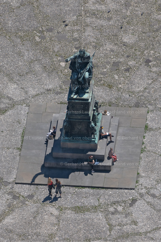 4031158 | MüNCHEN 12.06.2020 Platz- Ensemble " Max-Joseph-Platz " mit Denkmal für König Max I. Joseph im Innenstadt- Zentrum der Altstadt in München im Bundesland Bayern, Deutschland. // Square ensemble "Max-Joseph-Platz" with monument to King Max I. Joseph in the city center of the old town in Munich in the state Bavaria, Germany. Foto: Gerhard Launer
