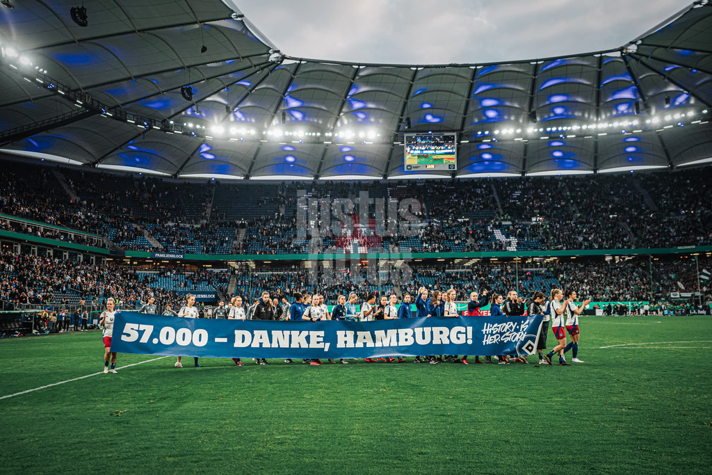 Fußball | Frauen | Saison 2024/2025  | DFB-Pokal der Frauen | Halbfinale | Hamburger SV vs. Werder Bremen | 23.03.2025 | Das Team des HSV bedankt sich nach dem Spiel mit einem Banner Transparent bei den Fans: 57000 Danke, Hamburg, History is her story