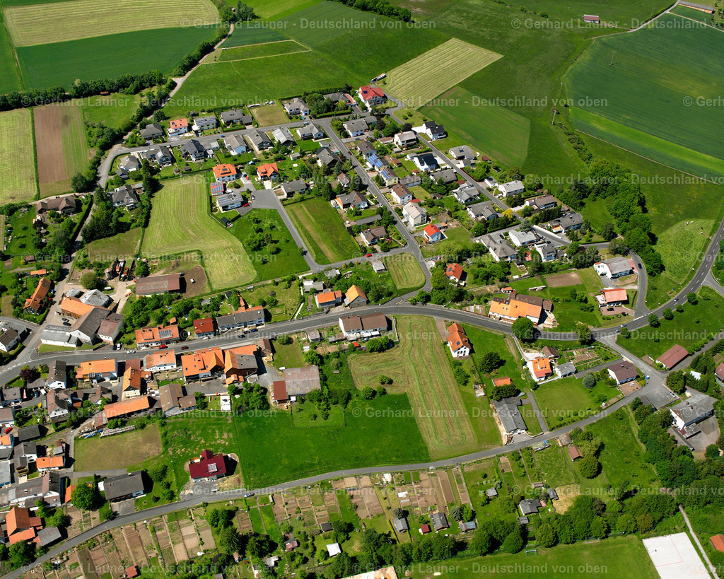 2615812 | STORNDORF 09.06.2006 Ortsansicht am Rande von landwirtschaftlichen Feldern und Nutzflächen  in Storndorf im Bundesland Hessen, Deutschland // Village view on the edge of agricultural fields and land  in Storndorf in the state Hesse, Germany Foto: Gerhard Launer