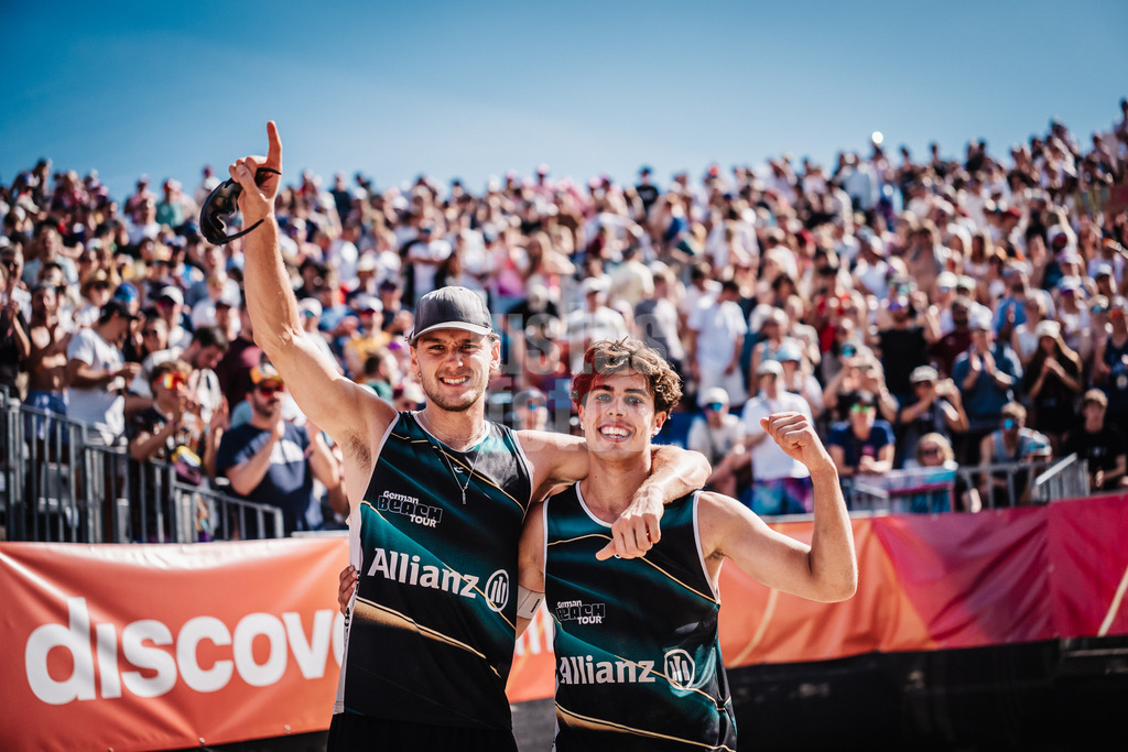 Beachvolleyball | Männer | Deutsche Meisterschaften 2025 Timmendorfer Strand | 07.09.2025 | v.l. Paul Henning und Lui Wüst jubeln nach dem Sieg im Halbfinale