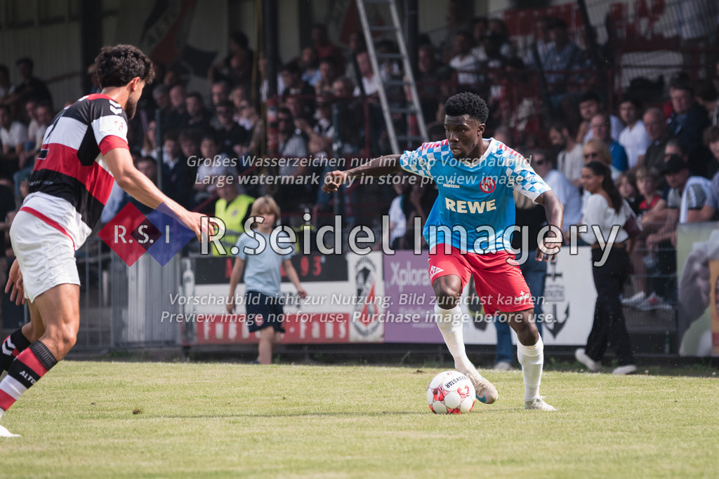 RS-1-126154 | Ezra Kwajo Ampofo (#29, EN03, Neuzugang aus Altona) steht seinem ehemaligen Mitspieler gegenüber.