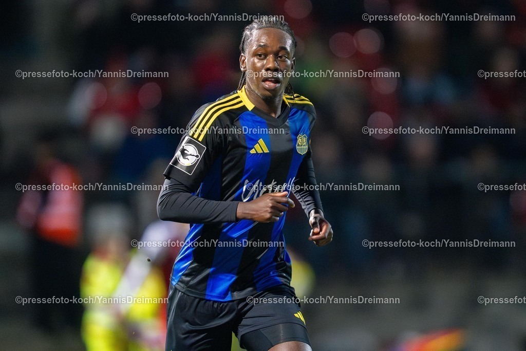 xYDR2802250101066 | 28.02.2025, xydrx, Fußball, Viktoria Köln - 1.FC Saarbrücken, 3.Liga, Sportpark Höhenberg, Saison 2024 2025: Elijah Krahn (1.FC Saarbrücken #5) DFB regulations prohibit any use of photographs as image sequences and or quasi-video.