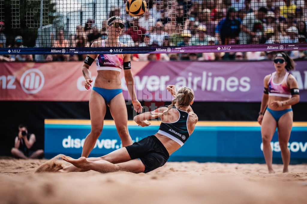 Beachvolleyball | Frauen | Allianz German Beach Tour 2025 | Tourstop München | 12.07.2025 | Paula Schürholz spielt den Ball