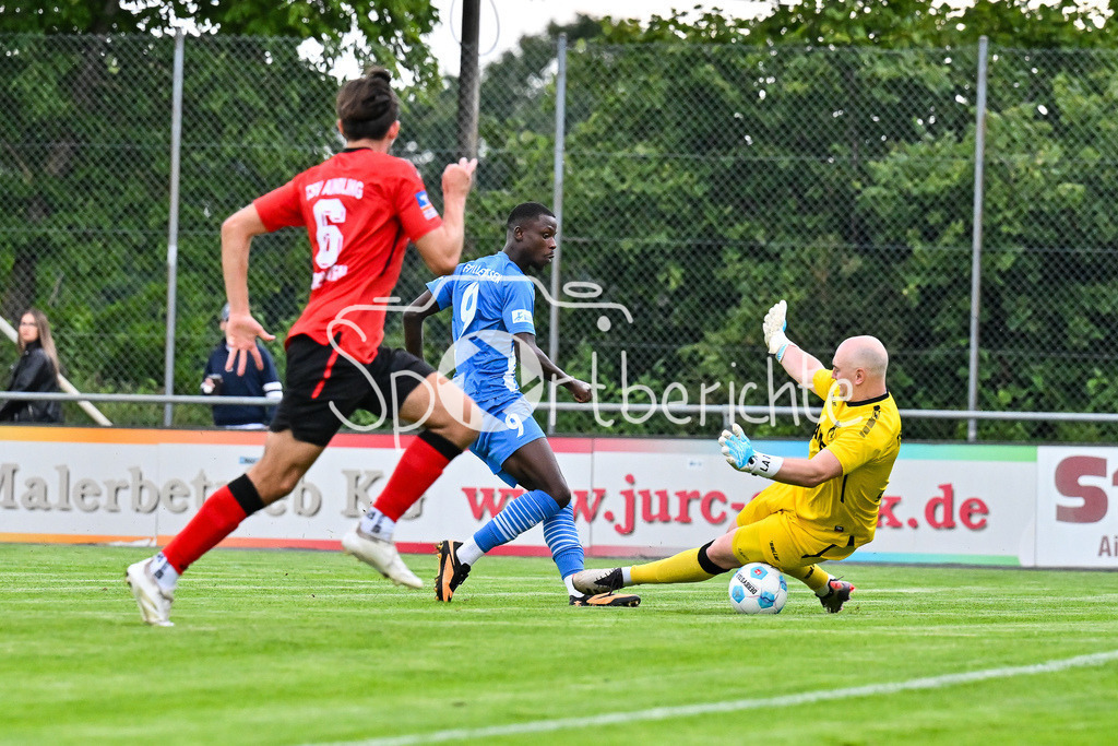 TSV Aindling - FV Illertissen | in dieser Szene scheitert Mussa FOFANAH (Illertissen 9) an Kevin SCHMIDT (Aindling 1) / Torchance / Verbandspokal Bayern: TSV Aindling - FV Illertissen, TSV Aindling Hauptplatz am 05.08.2025