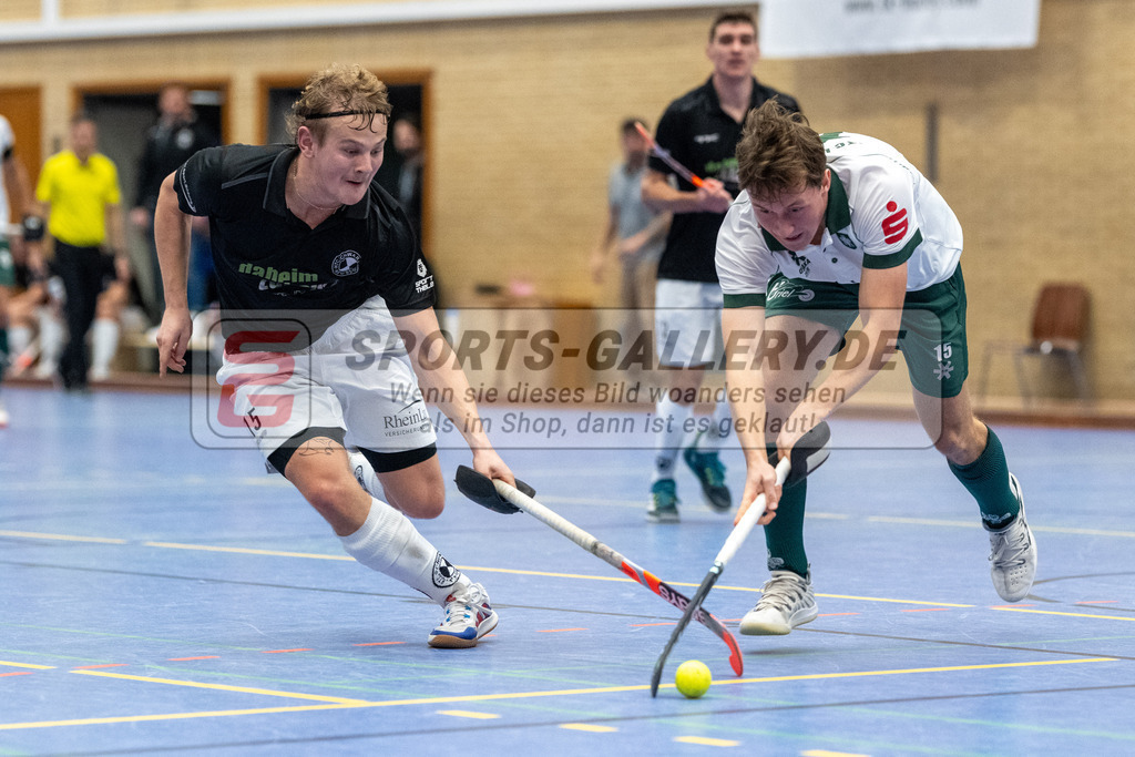 SFE_20231217_0001 | Neuss, Deutschland, 17.12.2023: Jannik Enaux (Uhlenhorst Mülheim), Finn LangHeinrich (SW Neuss) in Aktion waehrend des Spiels der Halle 1. Bundesliga Herren zwischen SW Neuss vs Uhlenhorst Mülheim im Stadionhalle (SW Neuss) am 17.12.2023 in Neuss, Deutschland. (Foto von Stephan Fehrmann)

Neuss, Germany, 17.12.2023: Jannik Enaux (Uhlenhorst Mülheim), Finn LangHeinrich (SW Neuss) in action during the game of Halle 1. Bundesliga Herren between SW Neuss vs Uhlenhorst Mülheim in Stadionhalle (SW Neuss) at 17.12.2023 in Neuss, Deutschland. (Foto von Stephan Fehrmann)