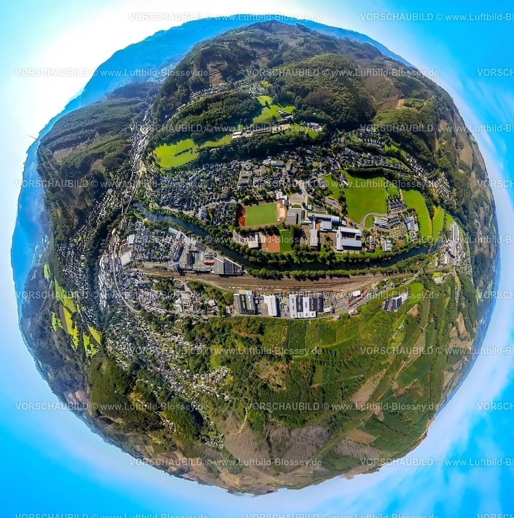 Plettenberg230990281Boeddinghausen | Luftbild, Ortsansicht Ortsteil Bödinghausen, Fluss Lenne und Bahnstrecke, Sportplatz, Erdkugel, Fisheye Aufnahme, Fischaugen Aufnahme, 360 Grad Aufnahme, tiny world, Holthausen, Plettenberg, Sauerland, Nordrhein-Westfalen, Deutschland